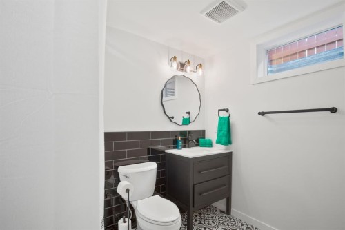 7 Stirling Close, Red Deer, AB - Indoor Photo Showing Bathroom