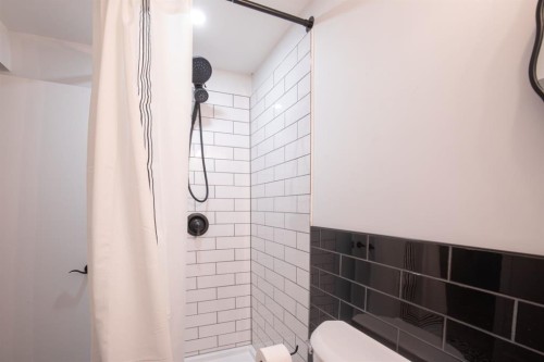7 Stirling Close, Red Deer, AB - Indoor Photo Showing Bathroom