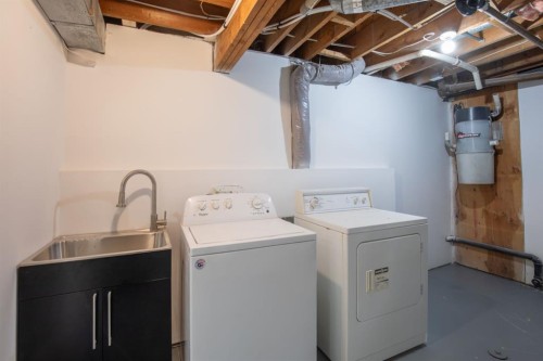 7 Stirling Close, Red Deer, AB - Indoor Photo Showing Laundry Room