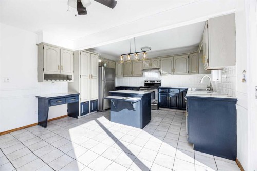 32 Huget Crescent, Red Deer, AB - Indoor Photo Showing Kitchen