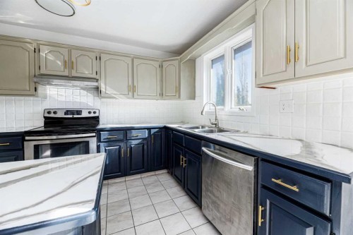 32 Huget Crescent, Red Deer, AB - Indoor Photo Showing Kitchen With Double Sink With Upgraded Kitchen