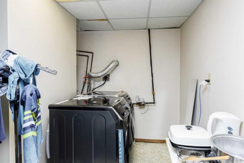 32 Huget Crescent, Red Deer, AB - Indoor Photo Showing Laundry Room