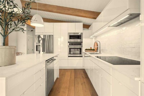 2724 Crawford Road Nw, Calgary, AB - Indoor Photo Showing Kitchen With Upgraded Kitchen