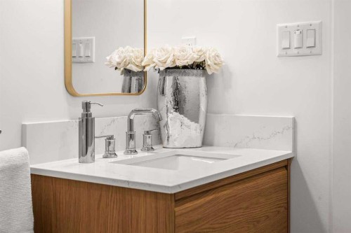 2724 Crawford Road Nw, Calgary, AB - Indoor Photo Showing Bathroom