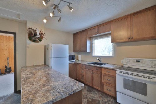 126 Alberta Street, New Norway, AB - Indoor Photo Showing Kitchen