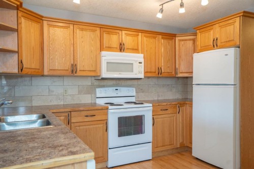 4521 Van Eaton Way, Clive, AB - Indoor Photo Showing Kitchen With Double Sink