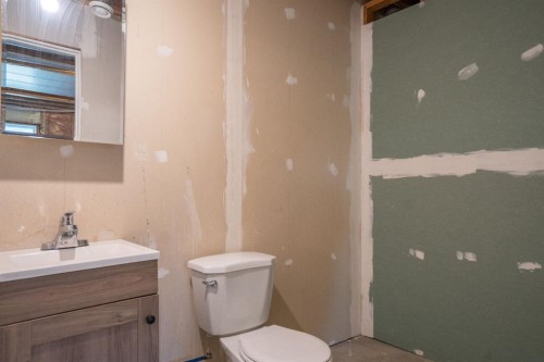 4521 Van Eaton Way, Clive, AB - Indoor Photo Showing Bathroom