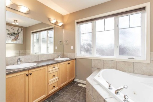 35 Woodrow Close, Red Deer, AB - Indoor Photo Showing Bathroom