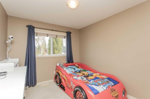 35 Woodrow Close, Red Deer, AB - Indoor Photo Showing Bedroom