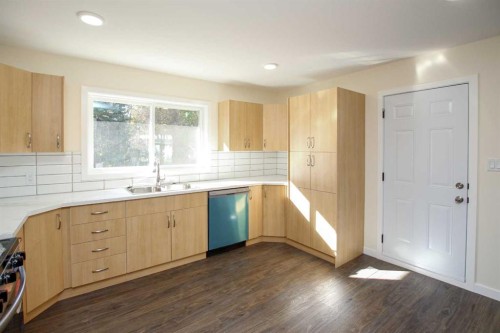 27 Gregson Crescent, Red Deer, AB - Indoor Photo Showing Kitchen