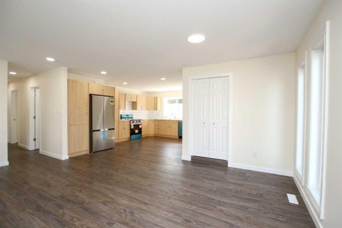 27 Gregson Crescent, Red Deer, AB - Indoor Photo Showing Kitchen