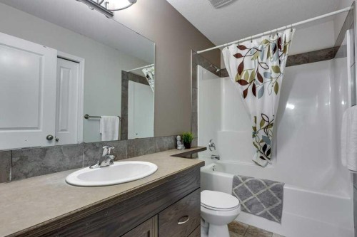 111-50 Lucky Place, Sylvan Lake, AB - Indoor Photo Showing Bathroom