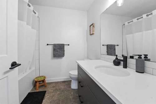 84 Emmett Crescent, Red Deer, AB - Indoor Photo Showing Bathroom