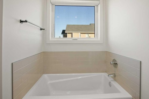 151 Cedar Square, Blackfalds, AB - Indoor Photo Showing Bathroom