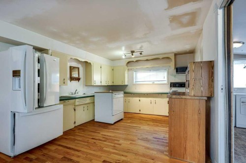 4515 50 Avenue, Innisfail, AB - Indoor Photo Showing Kitchen