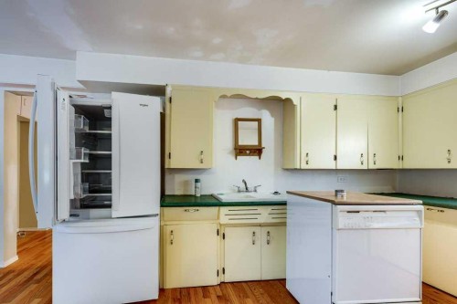 4515 50 Avenue, Innisfail, AB - Indoor Photo Showing Kitchen