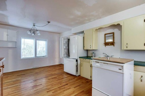 4515 50 Avenue, Innisfail, AB - Indoor Photo Showing Kitchen With Double Sink