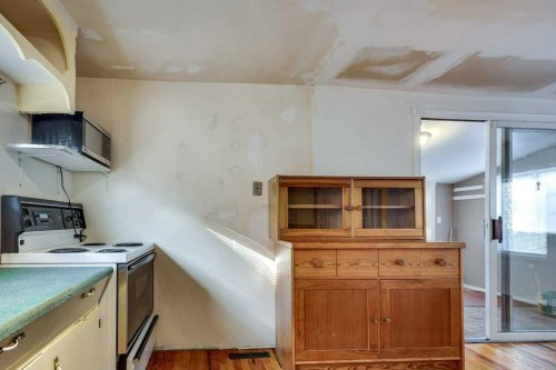 4515 50 Avenue, Innisfail, AB - Indoor Photo Showing Kitchen