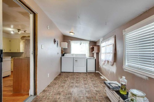 4515 50 Avenue, Innisfail, AB - Indoor