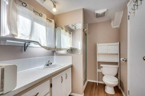 4515 50 Avenue, Innisfail, AB - Indoor Photo Showing Bathroom
