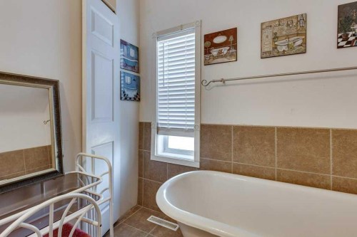 4515 50 Avenue, Innisfail, AB - Indoor Photo Showing Bathroom