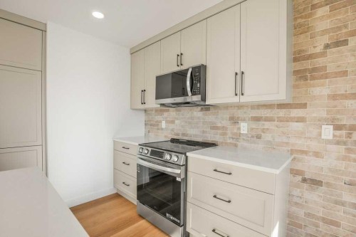 5 Songbird Green, Sylvan Lake, AB - Indoor Photo Showing Kitchen With Upgraded Kitchen