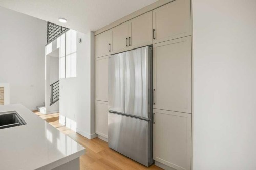 5 Songbird Green, Sylvan Lake, AB - Indoor Photo Showing Kitchen