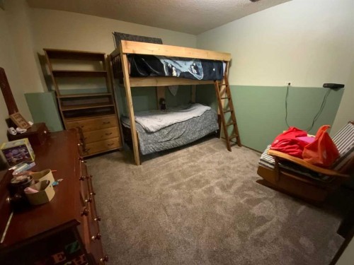 443 4 Avenue Se, Three Hills, AB - Indoor Photo Showing Bedroom