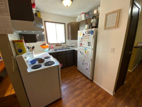 443 4 Avenue Se, Three Hills, AB - Indoor Photo Showing Kitchen With Double Sink
