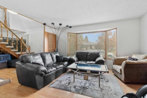 9 Ockley Close, Red Deer, AB - Indoor Photo Showing Living Room