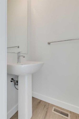612 Buffaloberry Manor Se, Calgary, AB - Indoor Photo Showing Bathroom