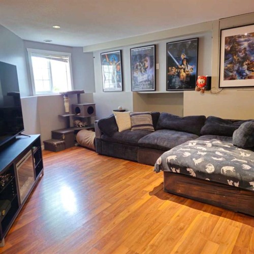 69 Willow Springs Crescent, Sylvan Lake, AB - Indoor Photo Showing Living Room