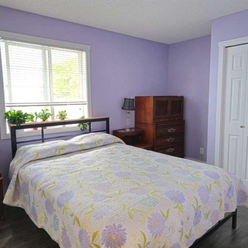 69 Willow Springs Crescent, Sylvan Lake, AB - Indoor Photo Showing Bedroom