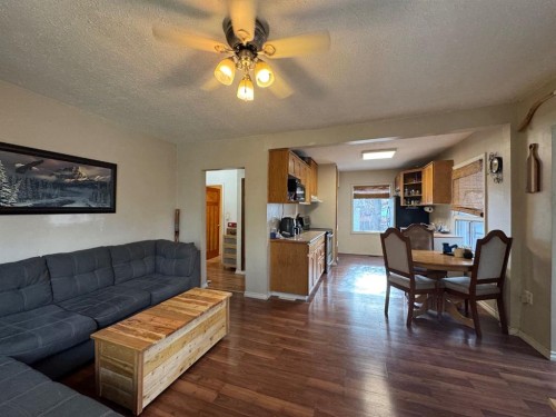 5319 47 Avenue, Wetaskiwin, AB - Indoor Photo Showing Living Room