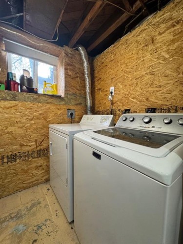 5319 47 Avenue, Wetaskiwin, AB - Indoor Photo Showing Laundry Room