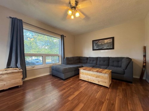 5319 47 Avenue, Wetaskiwin, AB - Indoor Photo Showing Living Room