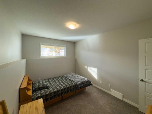 129 Henderson Crescent, Penhold, AB - Indoor Photo Showing Bedroom