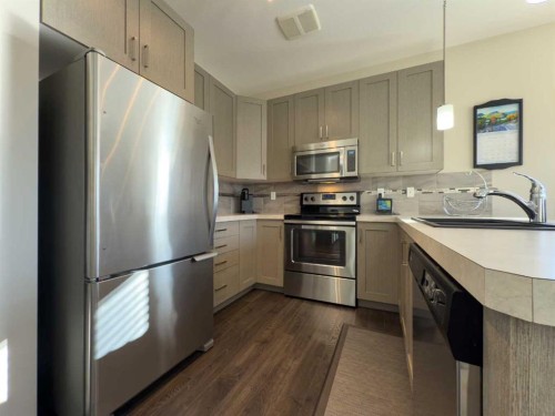 129 Henderson Crescent, Penhold, AB - Indoor Photo Showing Kitchen With Stainless Steel Kitchen