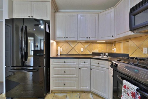 105-4834 52A Street, Camrose, AB - Indoor Photo Showing Kitchen