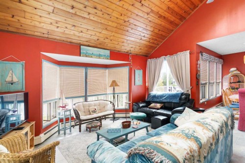 5014 43 Street, Sylvan Lake, AB - Indoor Photo Showing Living Room