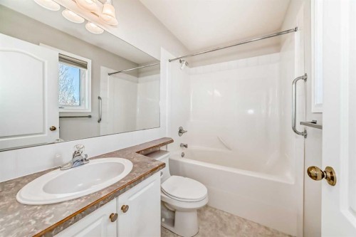 4819 45 Avenue, Innisfail, AB - Indoor Photo Showing Bathroom