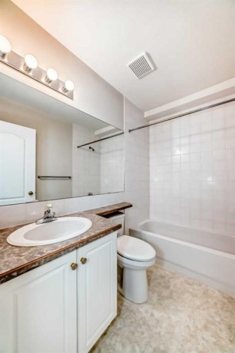 4819 45 Avenue, Innisfail, AB - Indoor Photo Showing Bathroom