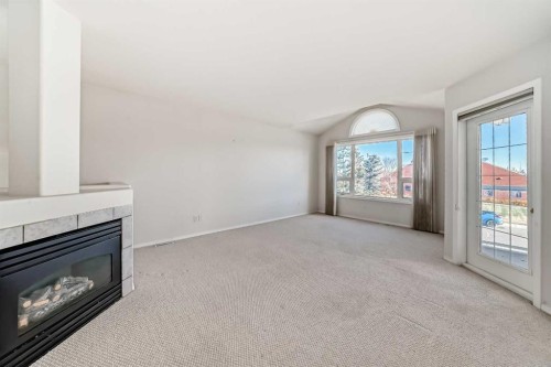 4819 45 Avenue, Innisfail, AB - Indoor With Fireplace