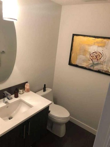 2312 Westmount Road Nw, Calgary, AB - Indoor Photo Showing Bathroom