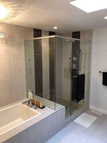 2312 Westmount Road Nw, Calgary, AB - Indoor Photo Showing Bathroom