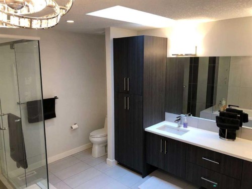2312 Westmount Road Nw, Calgary, AB - Indoor Photo Showing Bathroom
