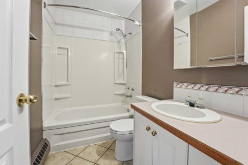 208-5135 Lakeshore Drive, Sylvan Lake, AB - Indoor Photo Showing Bathroom