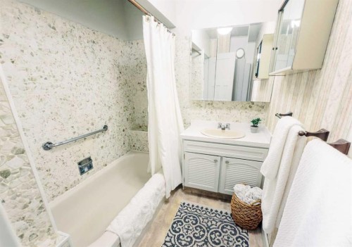 221 4Th Avenue South, Big Valley, AB - Indoor Photo Showing Bathroom