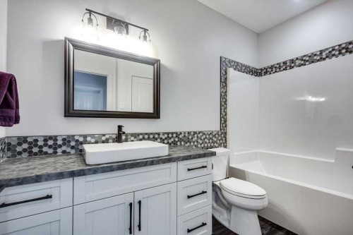5 Leonard Close, Sylvan Lake, AB - Indoor Photo Showing Bathroom