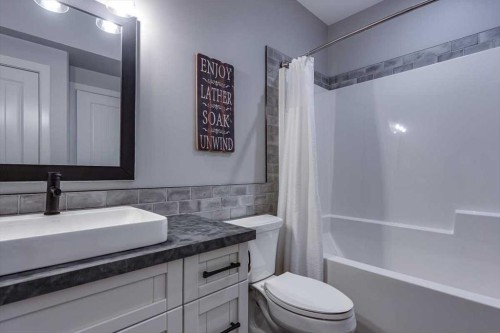 5 Leonard Close, Sylvan Lake, AB - Indoor Photo Showing Bathroom